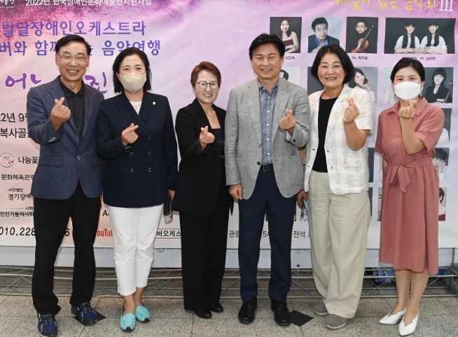 주요내빈들이 함께 사진촬영을 하고 있다.