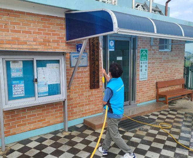 안성시 안성2동 바르게살기위원회 ‘쓱쓱싹싹 경로당 청소’