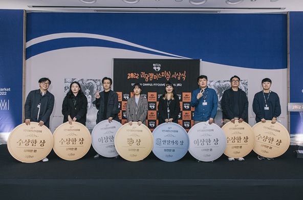 괴담캠퍼스 피칭’ 시상식. (왼쪽부터) '좀비 대디' 권양헌, '마마' 장선혜, '마법소녀 신나라' 권한슬, '문어 그림자에 루명 쓴 며느리' 오유경, '옛날 옛적에' 배예람, '방상씨들' 박준우, '기문이 나돌다' 전희욱, '보이지 않는' 유지훈이 각각 수상메달을 앞에 놓고 기념촬영을 갖고 있다.