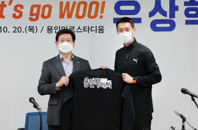 이상일 용인특례시장과 우상혁 선수가 20일 입단식에서 용인시청 직장운동경기부 단복을 들고 기념촬영을 하고 있다