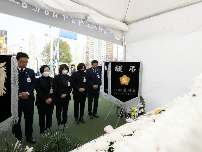 양평군의회, 이태원 사고 사망자 합동분향소 조문