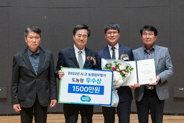 좌측부터 윤성근 안성시 농업정책과장, 김동연 경기도지사, 조정주 안성시 농업기술센터 소장, 손승수 안성시 농업정책과 농업정책팀장