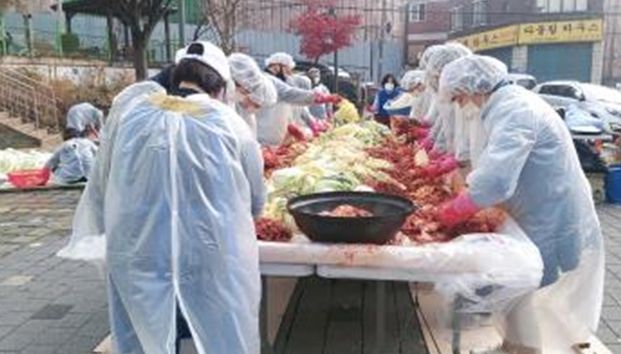 성남산업진흥원 임직원들이 16일 산성동 행정복지센터 주차장에서 소외계층을 위한 김장나눔 사회공헌활동에 참여해 김치를 담그고 있다.
