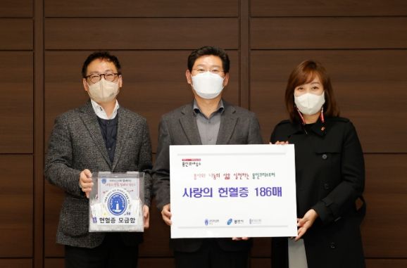 이상일 용인특례시장이 18일 크리스토퍼 평생교육원 용인지부 총동문회가 기부한 헌혈증 186매를 용인세브란스병원에 전달하고 관계자들과 기념촬영을 하고 있다.