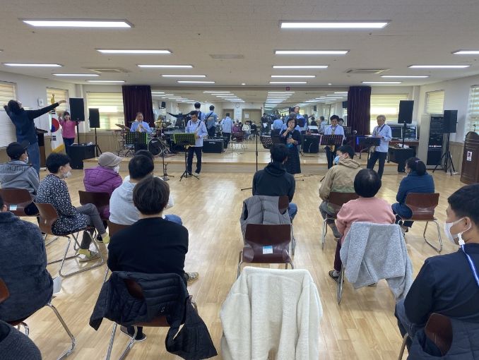 안성시 서운면 주민자치센터, '주민에게 찾아가는 공연 봉사' 행사 가져