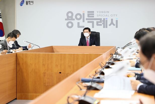 이상일 용인특례시장이 5일 간부공무원 회의를 주재하고 있다.
