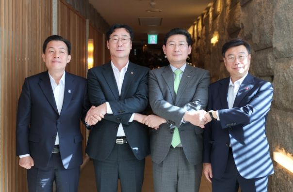 8일 용인·성남·수원·화성시장이 지하철 3호선의 경기남부 연장을 위해 협력키로 합의했다. 왼쪽부터 이재준 수원특례시장, 정명근 화성시장, 이상일 용인특례시장과 신상진 성남시장