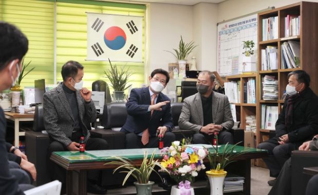 이상일 용인특례시장은 20일 처인구 김량장동 용인중앙시장 제2공영주차장 내 용인중앙시장상인회를 찾아 국토교통부 도시재생사업 공모 선정을 위해 힘을 모은 상인회 관계장와 상인들을 격려하고 축하 인사를 전했다.