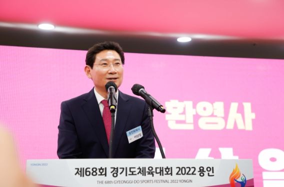 이상일 용인특례시장이 8월 25일 용인미르스타디움에서 열린 '제68회 경기도체육대회 2022 용인' 개회식에서 환영사를 하고 있다.
