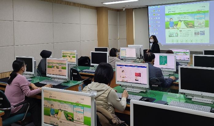 용인특례시가 농업기술센터에서 시민들에게 무료 정보화교육을 진행한다.
