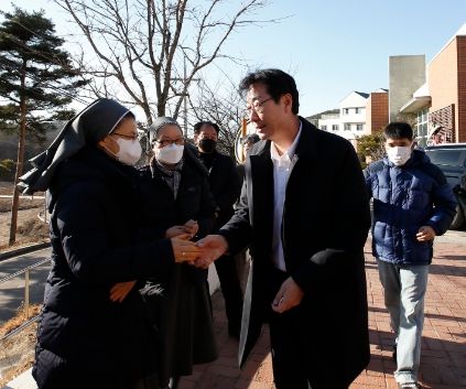 정명근 시장,설 명절 맞아 사회복지시설 방문