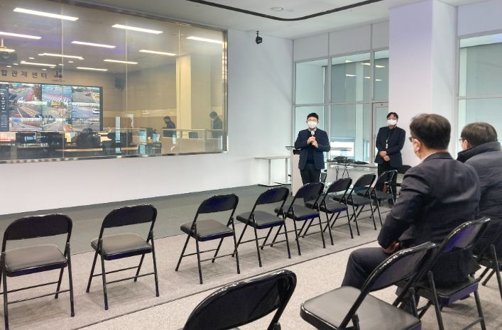 시 공직자들이 2일 성남시 수정구 경기도자율주행센터를 방문해 센터 관게자로부터 판교제로시티 통합관제센터 운영에 관한 설명을 듣고 있다.