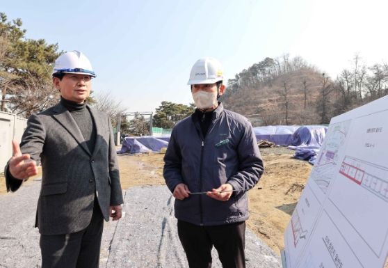 이상일 용인특례시장이 공사 진행 상황 등 현황을 보고 받고 있다.