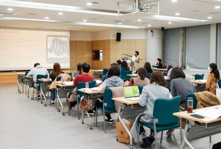 용인특례시가 8일 관내 학교 교사를 대상으로 용인형 환경교육 교재 설명회를 열었다
