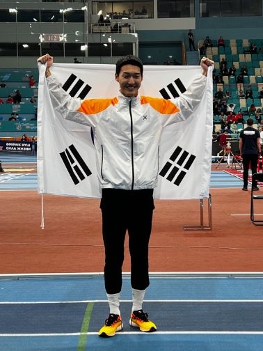 우상혁 선수가 2위를 확정한 후 태극기를 들고 기념촬영을 하고 있다. (대한육상연맹 제공)