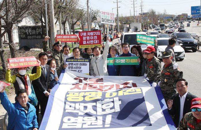 구로차량기지 광명이전 공동대책위원회는 지난 8일 광명시민 300여 명이 모여 정부가 구로차량기지 이전을 계획하고 있는 노온사동 일대에서 ‘사업 백지화 염원 인간 띠 잇기’ 행진을 진행했다