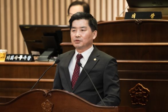 남양주시의회 김동훈 의원이 제294회 임시회 1차 본회의에서 5분 자유발언에 임하고 있다.