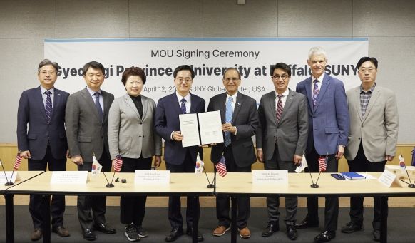 현지시간 12일 오전 미국 뉴욕 SUNY Global center 에서 김동연 경기도지가 사티쉬 K. 트리파티 (Satish K. Tripathi)뉴욕주립대버팔로 총장과 경기청년 사다리 프로그램 협약식을 갖고 기념촬영을 하고 있다.
