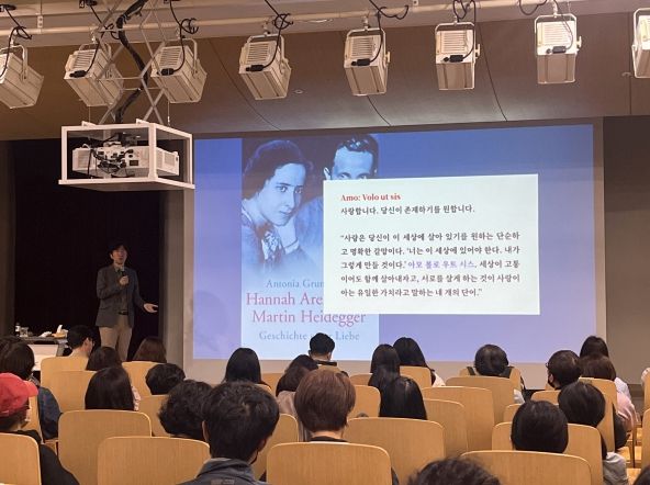 광명시 소하도서관, 도서관 주간 기념 신형철 평론가 초청 '시(詩) 강연회' 개최