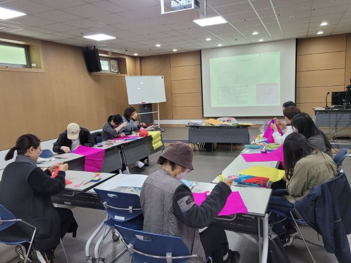 보라도서관 특성화주제인 전통 관련 프로그램에 시민들이 참여한 모습
