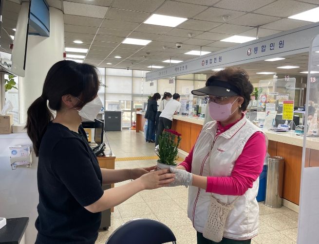광주시 광남2동 “어르신들께 카네이션 화분 전달”