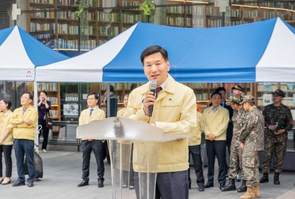 지난 30일 코엑스 소방도로에서 실시된 ‘2023년 안전강남 수시 훈련’에서 전인수 부의장이 훈련 참가자들에게 격려의 말을 하고 있다.