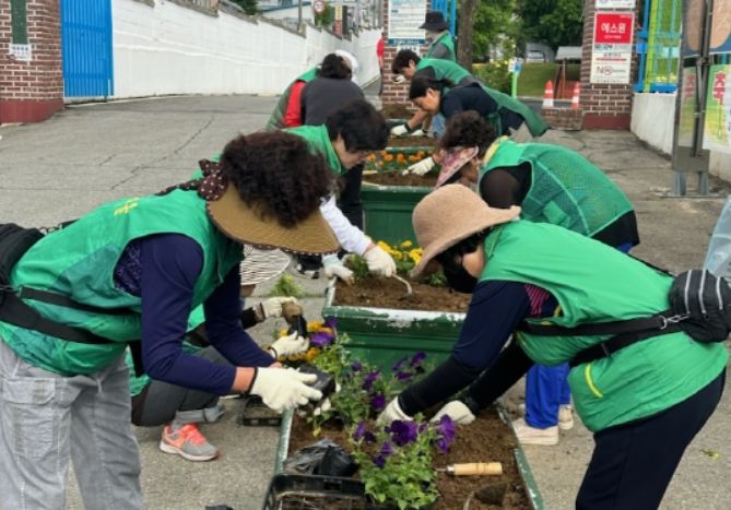 안중읍 새마을부녀회 여름꽃 식재