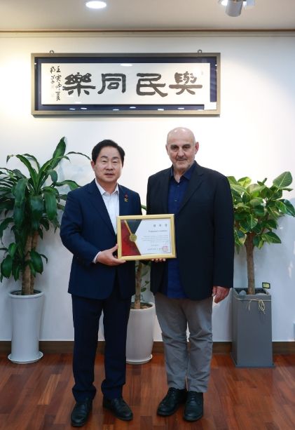 주광덕 남양주시장(왼쪽)과 프란체스코 샨니 국제협력관(오른쪽)