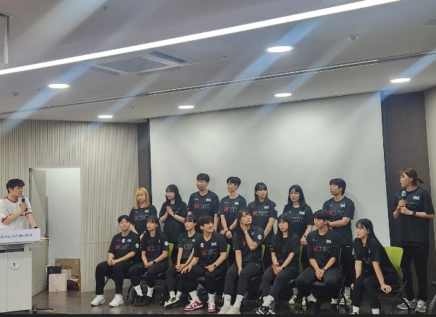광명시를 연고로 하는 여자 핸드볼 구단 SK슈가글라이더즈가 지난 3일 광명시 평생학습원에서 팬미팅 행사를 진행했다.