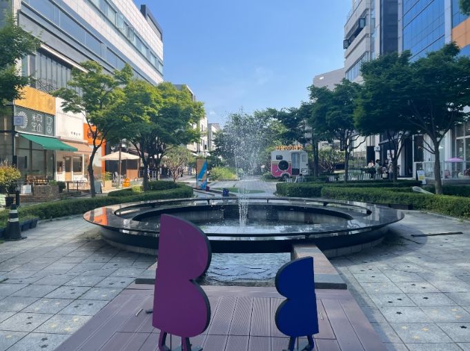 백현카페문화거리 내 '도시의 거실' 컨셉으로 새롭게 탈바꿈한 분수대