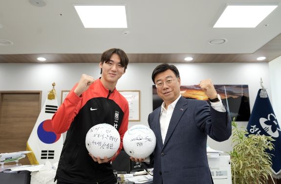 신상진 성남시장 ‘U20 월드컵 4강 주역’ 김지수 선수 격려