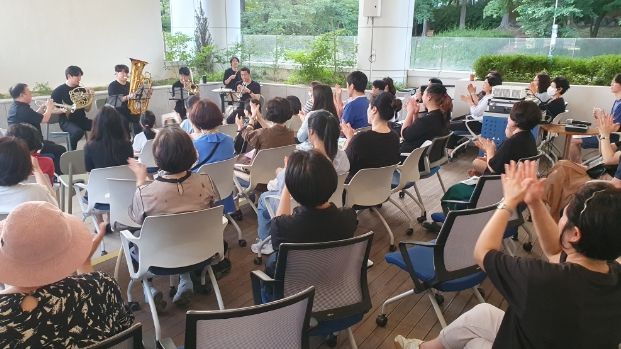 광명시 연서도서관은 지난 13일 3층 문학마당에서 시민 60여 명과 함께한 「테라스 시네마 콘서트」를 성황리에 개최했다.