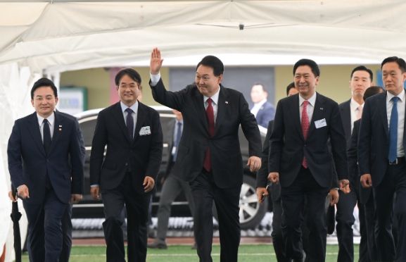 서해선 대곡~소사 개통식에 참석하는 내빈 (왼쪽부터) 원희룡 국토부 장관, 이동환 고양특례시장, 윤석열 대통령, 김기현 국민의 힘 대표)