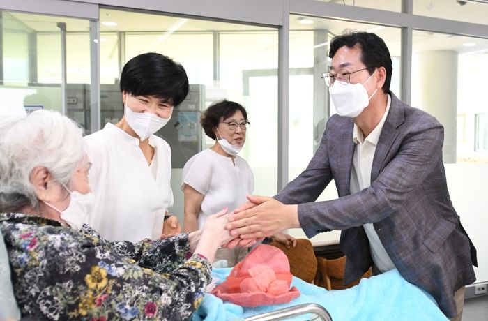 정명근 화성시장, 취임 1주년 맞아 관내 노인요양시설 방문해