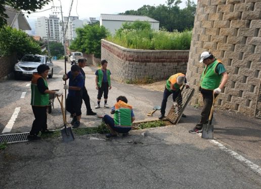 불현동 지역자율방재단, 여름철 호우 대비 배수로 정화 활동 실시