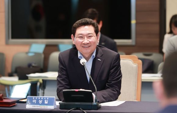 이상일 용인특례시장이 5일 경기도 고양시 킨텍스에서 열린 특례시시장협의회 정기회의에서 인사말을 하고 있다(1) ⓒ타임즈 