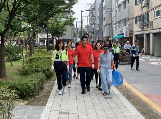 광진구의회 신진호, 김상희, 최일환 의원 여름철 풍수해 피해 예방을 위한 빗물받이 청소에 나서
