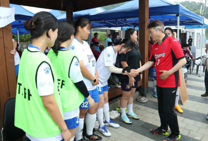 이동환 고양특례시장이 축구협회 회원을 격려하고 있다.