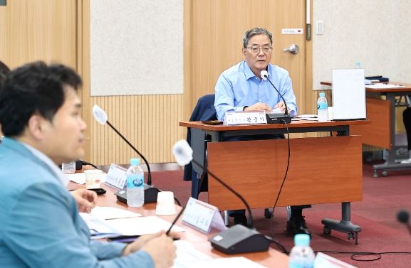 황준기 제2부시장이 17일 용인특례시에서 열린 경강선 연장 타당성조사 용역 착수보고회에서 인사말을 하고 있다