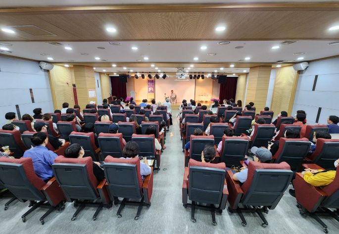 광명시 철산도서관은 지난 15일 이경미 영화감독을 초청하여 인문학 강연을 개최하였다