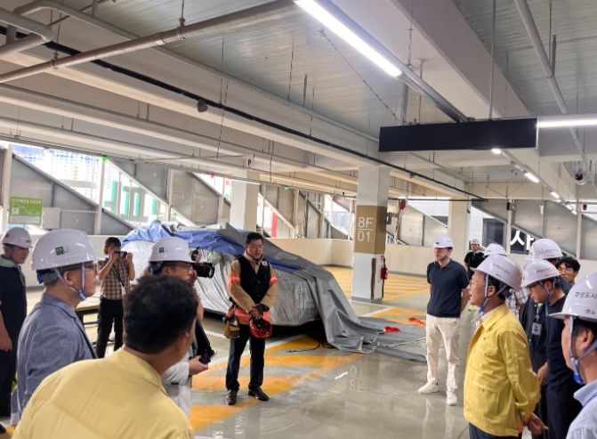 동탄 그린파킹파크에서 김근영 화성도시공사 사장(오른쪽 노란색)을 비롯한 관계자들이 화재예방 합동훈련을 진행하고 있다.(화성도시공사 제공)