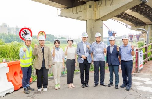 2일 탄천변에서 진행되고 있는 국제교류복합지구 도로개선사업 현장을 방문한 강남구의회 생활안전 및 환경점검 특별위원회 (우측에서 4번째 김형곤 위원장, 좌측에서 2번째 우종혁 부위원장)