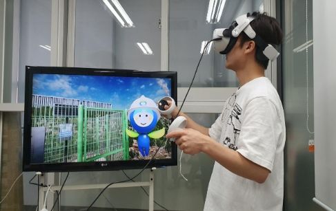 일반 학습자가 한국환경공단이 제작한 청정지하수 가상현실 교육콘텐츠를 직접 체험하고 있다.