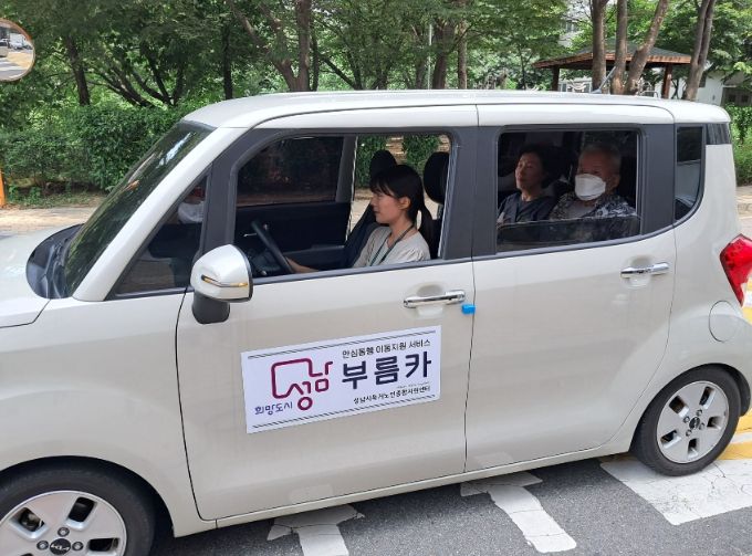 성남시 야탑동에 사는 거동 불편 독거노인이 돌봄 매니저와 부름카를 타고 병원으로 가고 있다