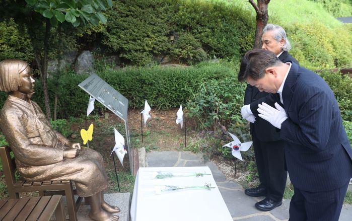 광명시는 지난 14일 오후 광명동굴 평화의 소녀상 앞에서 2023년 '일본군 ‘위안부’ 피해자 기림의 날' 기념식을 개최했다
