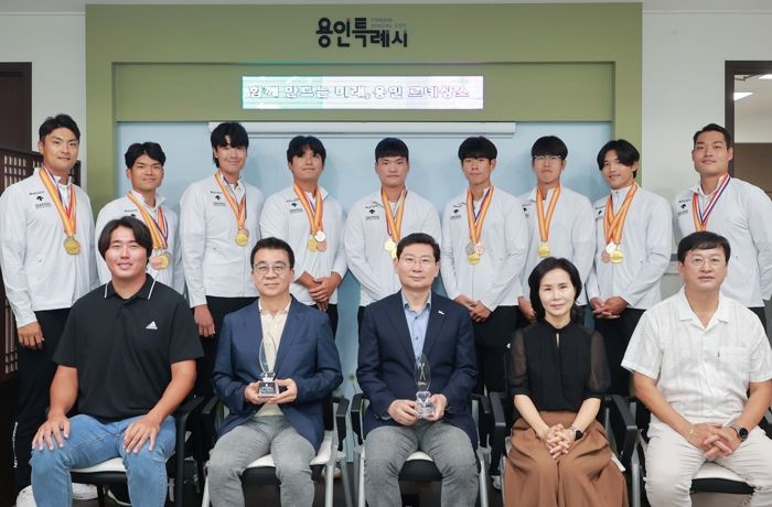 지난 11일 용인특례시청 시장실에서 열린 직장운동경기부 조정팀 우승트로피 봉납식