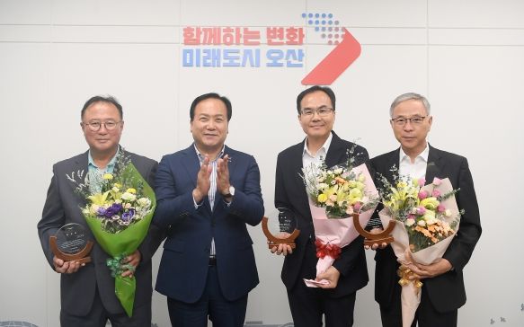 오산시, AI 코딩교육 등 다양한 교육사업에 기여한 교장 4명에 감사패 수여