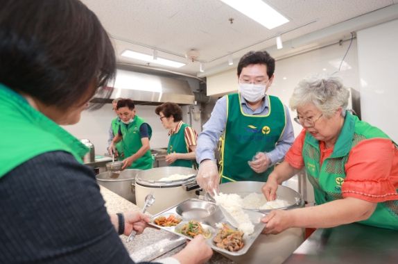 이상일 용인특례시장이 31일 용인 새마을회관 무료급식소를 찾아 급식 봉사를 하고 있다