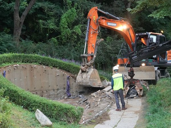 남산 '기억의 터'에서 철거되는 임옥상의 '대지의 눈' 조형물
