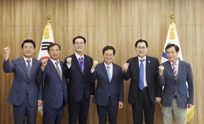 11일 오후 경기도청 집무실에서 김동연 경기도지사가 전남지역 4개 군(郡) 대표와 특산물 소비 활성화 방안을 논의 했다.